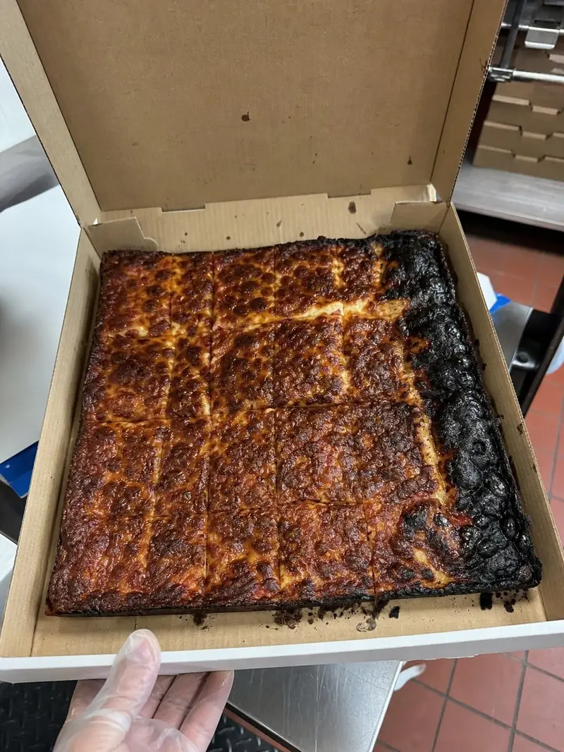 Square pizza: caramelized cheese edge (fail)